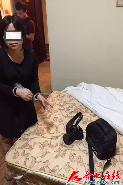 嫌疑人在北京的賓館指認(rèn)盜竊合肥中博會(huì)參展商的相機(jī)